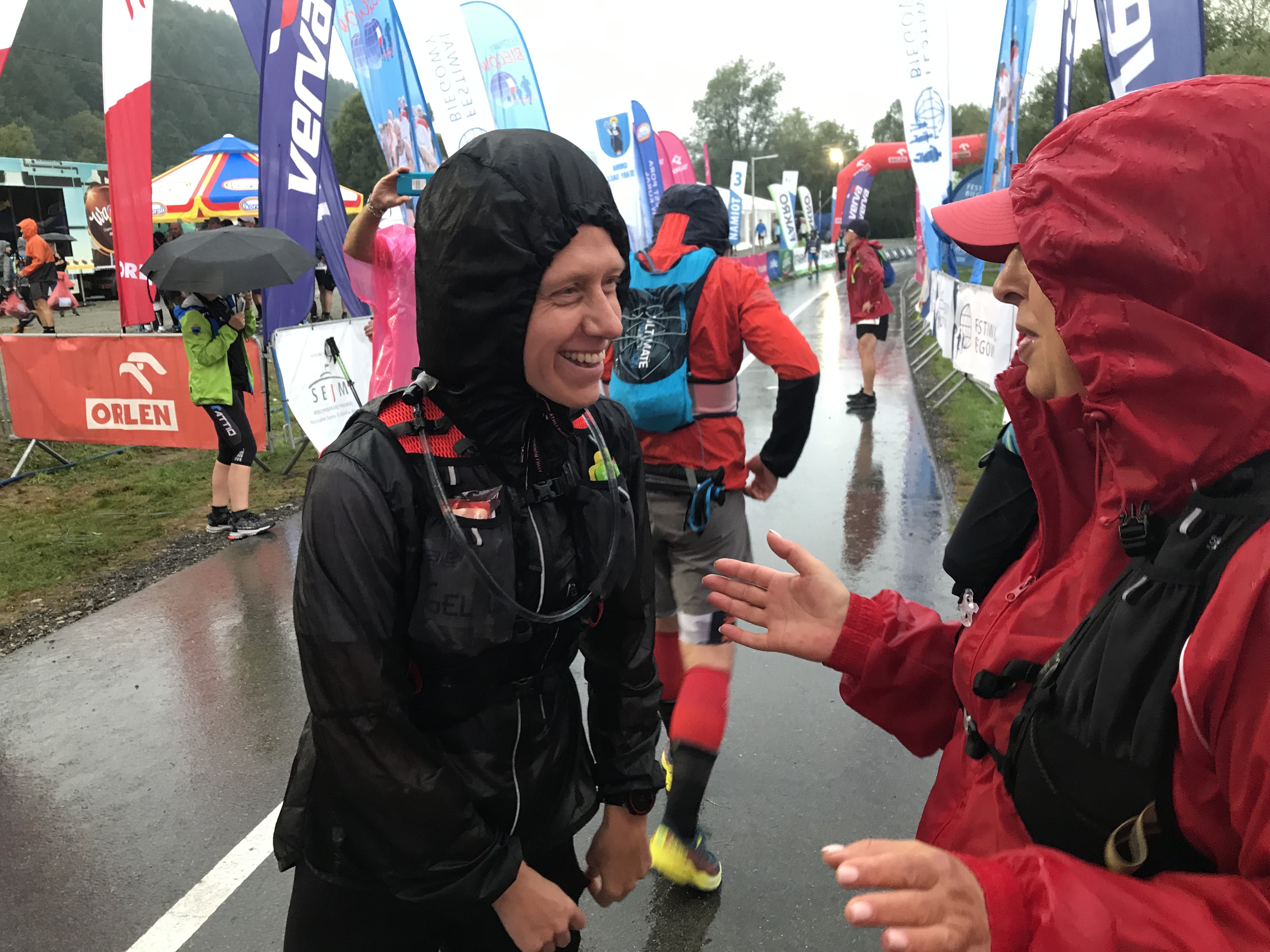 Jaki deszcz? Ledwie deszczyk. Wystartowali w Biegu 7 Dolin 61 kilometrów