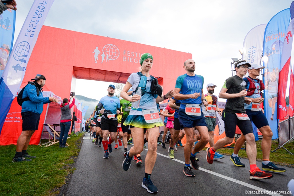 Zawodnicy już na trasie. Wystartował Koral Maraton