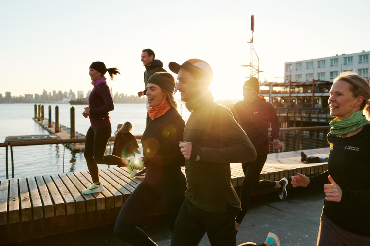 biegający ludzie w chustach buff