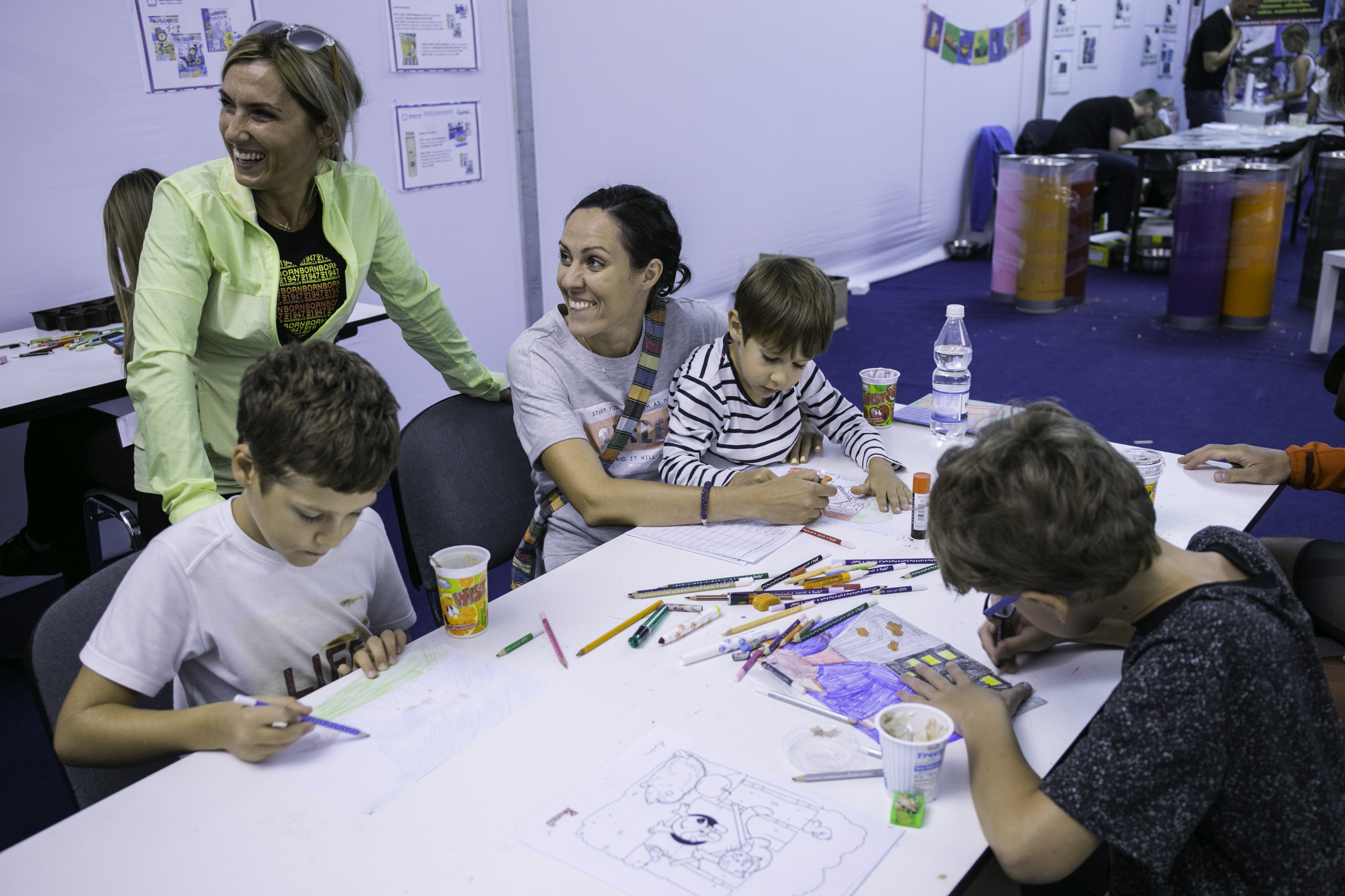 Już po raz kolejny w Strefie Dzieci pojawią się produkty uznawanych i cenionych marek na rynku artykułów biurowych i papierniczych, jak Fiorello (@FiorelloPolska), Carioca, AMOS (@klejAMOS), których głównym dystrybutorem jest działająca na naszym rynku od 1990 roku firma KW TRADE. W te produkty wyposażona będzie Strefa Malowania Fiorello, też tu będzie można wziąć udział w konkursach rysunkowych dotyczących ekologii oraz dbania o środowisko naturalne. Jednym z zadań będzie namalowanie oznaczenia na wybrany 