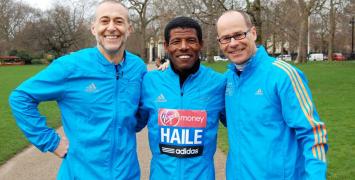 Haile Gebrselassie z Michelem Roux Jr. oraz dyrektorem londyńskiego maratonu Hugh Brasherem w parku St James's w Londynie