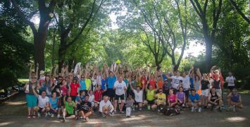 Iza Klat (pierwsza po lewej) i parkrunnerzy z Parku Skaryszewskiego