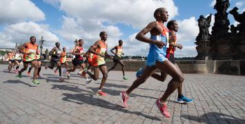 Maratończycy na słynnym Moście Karola w Pradze