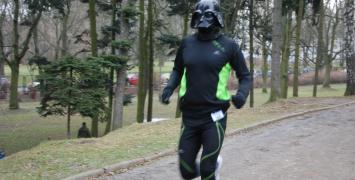 Uczestnik Biegu Noworocznego w 2013 r. w masce Lorda Vadera