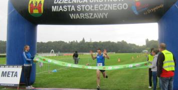 Artur Jabłoński z amatorskiej ekipy JacekBiega by Powergym