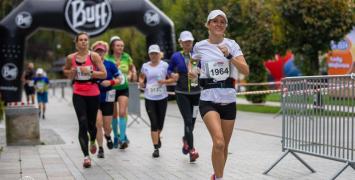 Dobrze zaopatrzone bufety na trasach oraz posiłek regeneracyjny na mecie