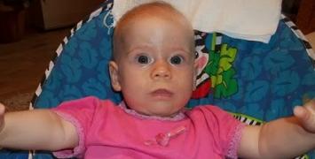 Chora dziewczynka czeka na pomoc