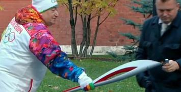 Gdy zgasła pochodnia, odpalono ją od zwykłej zapalniczki / Fot. YouTube