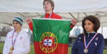 Dekoracja czołowych zawodniczek biegu na 3600 m. W geście triumfu narodową flagę unosi Catgia Almeida. Po jej prawej stronie: Ania Bodziony 