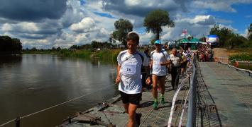 Bieg Polesie - most pontonowy, przez który prowadzi trasa biegu