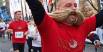Zwycięzca ubiegłorocznego konkursu na wąsy Biegu Niepodległości